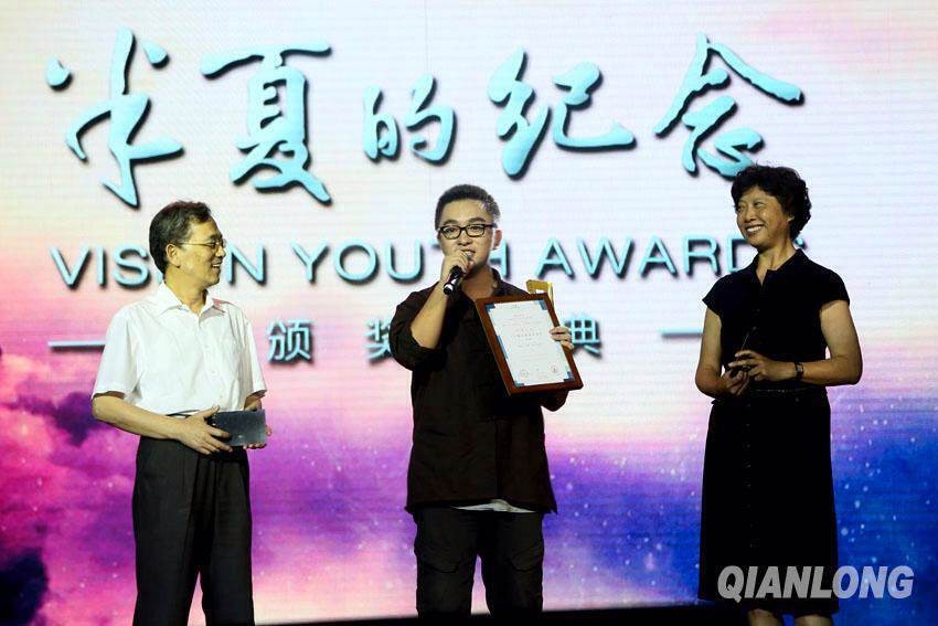 杜怿超领取年度作品奖 杜怿超领取年度作品奖