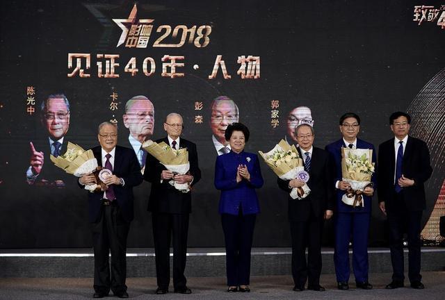 陈至立(左三)、章新新(右一)为获奖者颁奖 陈至立(左三)、章新新(右一)为获奖者颁奖