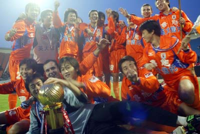 山东鲁能勇夺“火神杯” 山东鲁能勇夺“火神杯”