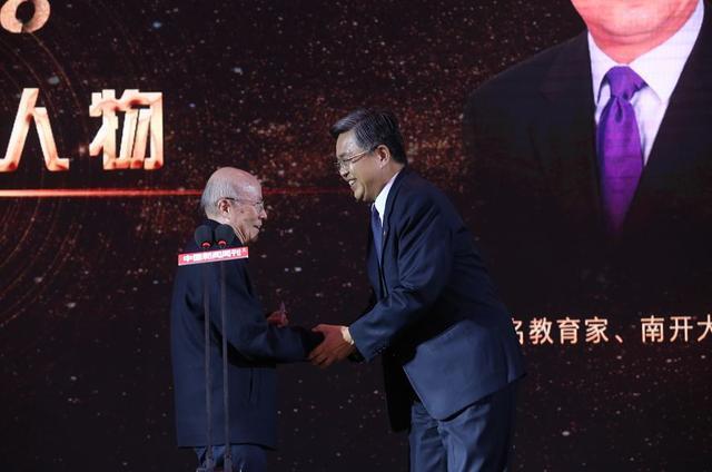 严家炎为龚克颁奖 严家炎为龚克颁奖