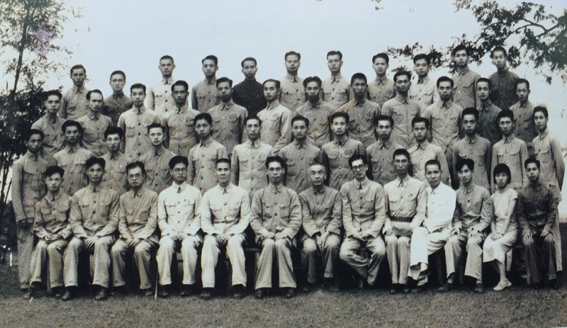 1930年6月何子渊与一中高中毕业生合影 1930年6月何子渊与一中高中毕业生合影