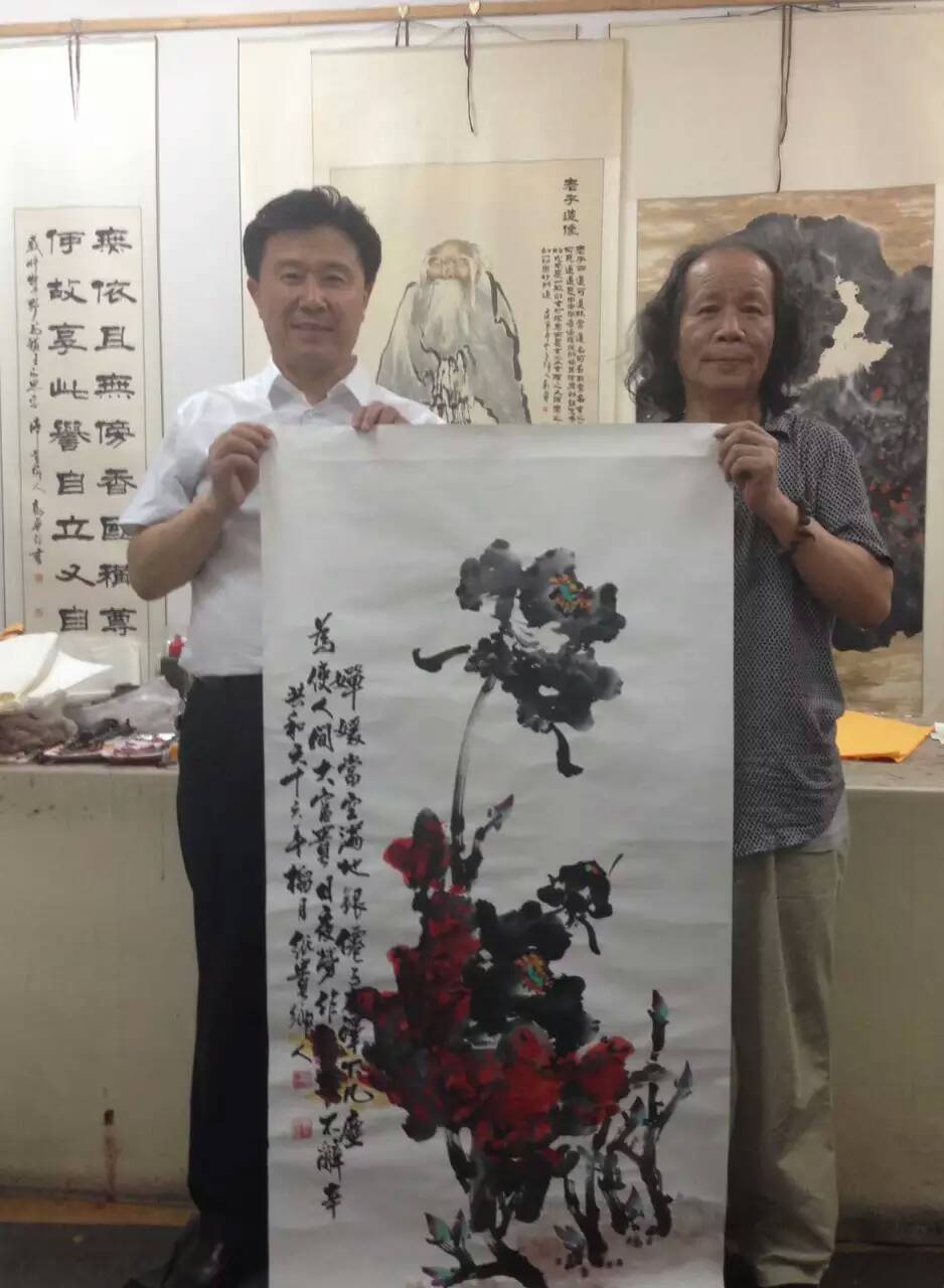 与画牡丹大师郭华老师在一起 与画牡丹大师郭华老师在一起