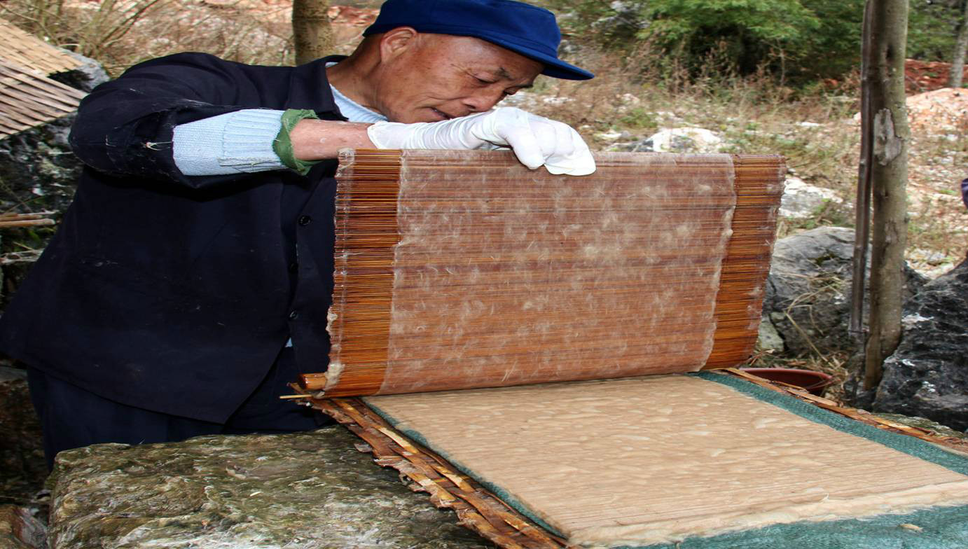 剥离成湿纸张,一张张叠起 剥离成湿纸张,一张张叠起
