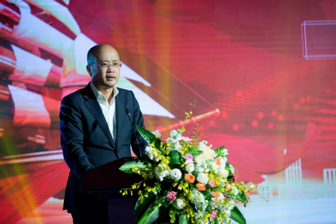 徐小波(德成控股集团总裁) 徐小波(德成控股集团总裁)