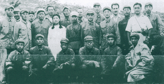 中外记者团51年8月15日在开城驻地合影留念 中外记者团51年8月15日在开城驻地合影留念