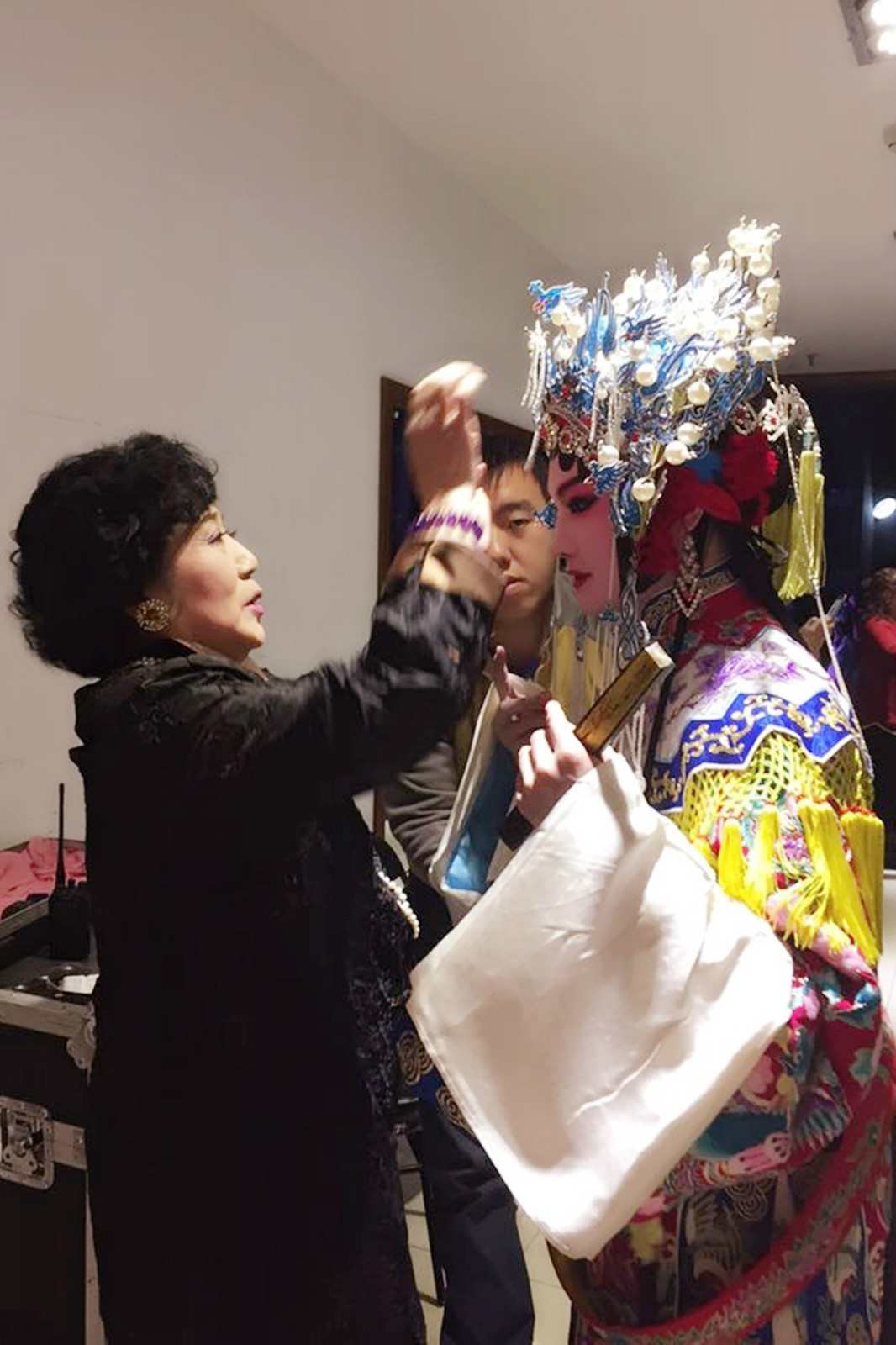 马友仙为曹佳整理头饰 马友仙为曹佳整理头饰