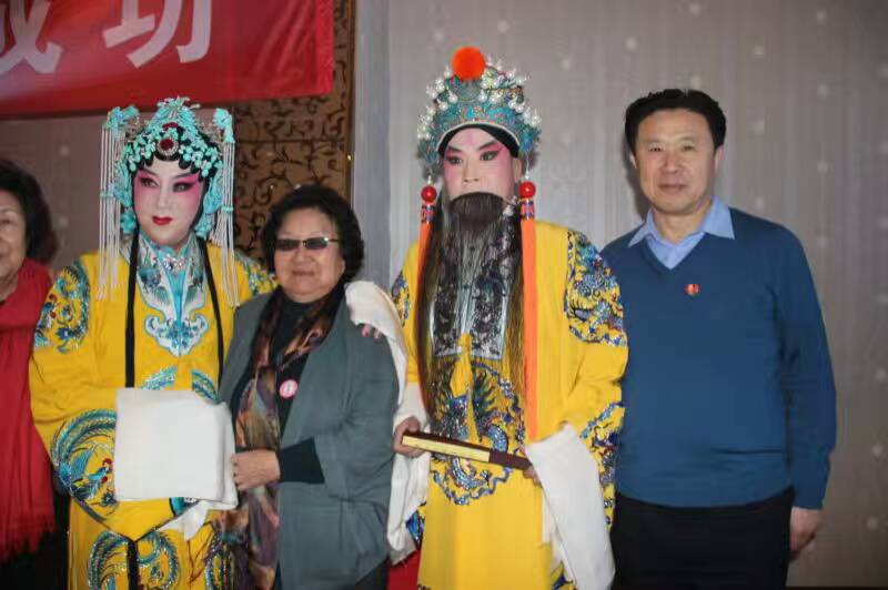 与着名诗人艾青老师夫人高瑛女士在活动中 与着名诗人艾青老师夫人高瑛女士在活动中