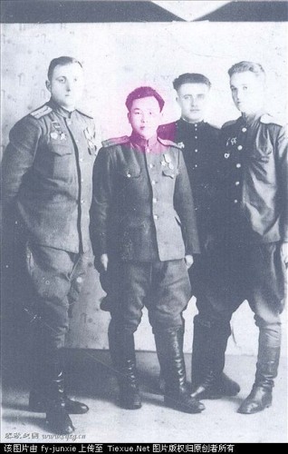 1945年10月,驻蛟河苏军卫戍司令部,左二 1945年10月,驻蛟河苏军卫戍司令部,左二