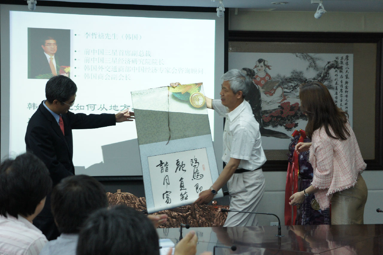 刘正伟为三星集团总裁李哲禧先生赠送作品 刘正伟为三星集团总裁李哲禧先生赠送作品