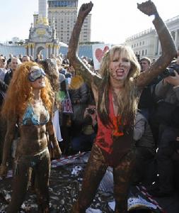 示威活动之中的“Femen” 示威活动之中的“Femen”