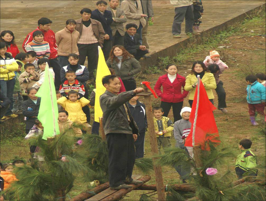 湖润镇新兴街点燃花炮场景 湖润镇新兴街点燃花炮场景