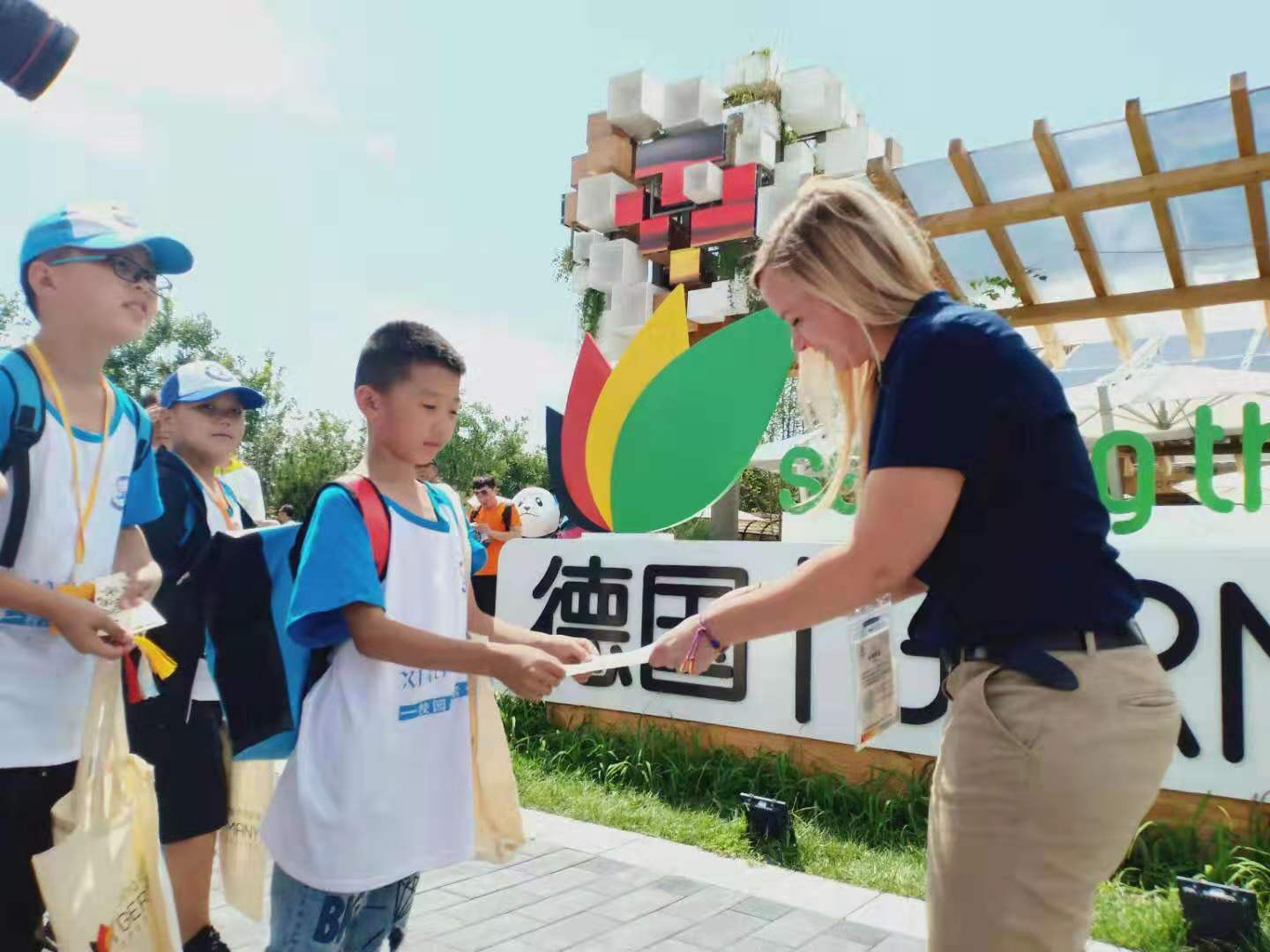 小信使参访世园会德国馆 小信使参访世园会德国馆