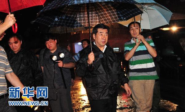 回良玉赶赴贵州山体滑坡现场指导抢救工作 回良玉赶赴贵州山体滑坡现场指导抢救工作