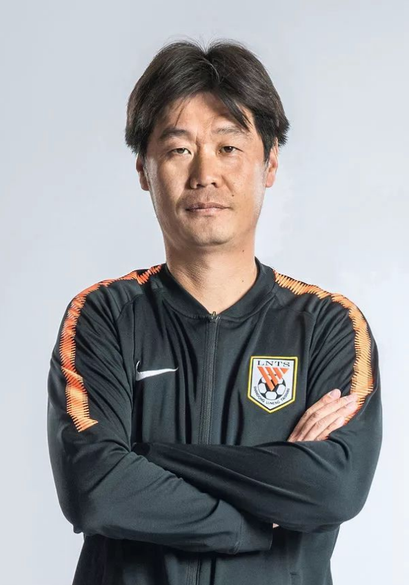 2018赛季主教练——李霄鹏 2018赛季主教练——李霄鹏