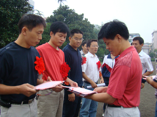 陈惟凡校长在颁奖 陈惟凡校长在颁奖