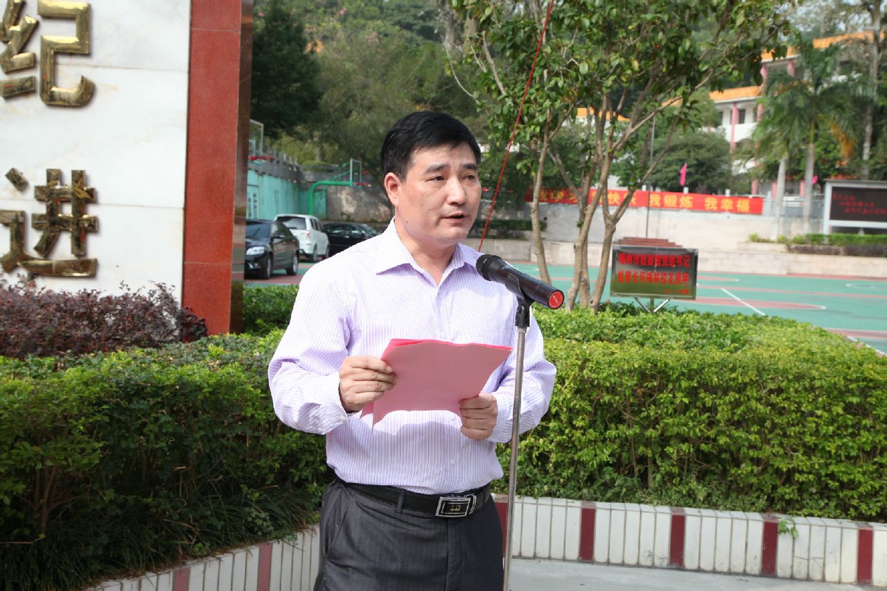 石马镇党委书记钟胜良主持庆典 石马镇党委书记钟胜良主持庆典