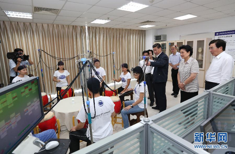 习近平视察北京师範大学心理学院实验室 习近平视察北京师範大学心理学院实验室