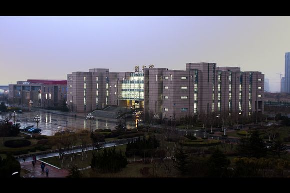 雨后的城市学院图书馆 雨后的城市学院图书馆