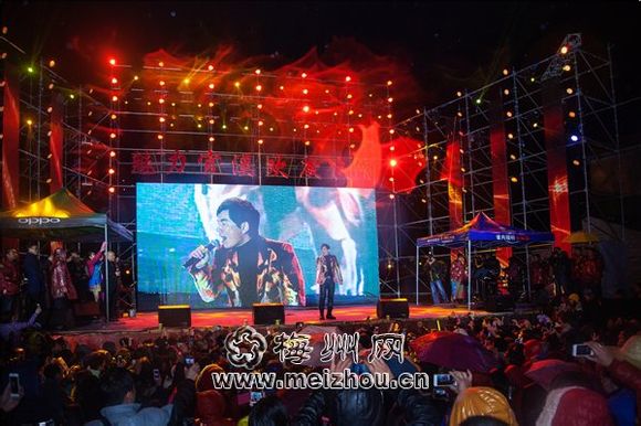 2014丰顺官溪春祭大戏上演 任贤齐雨中献唱 2014丰顺官溪春祭大戏上演 任贤齐雨中献唱