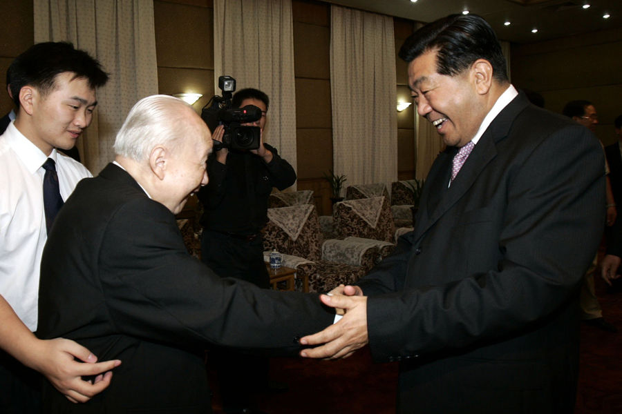 全国政协主席贾庆林看望年逾九旬的钱老 全国政协主席贾庆林看望年逾九旬的钱老
