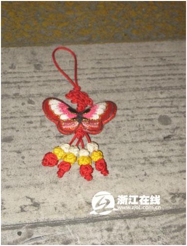 马芳芳的遗物中包包和蝴蝶结 马芳芳的遗物中包包和蝴蝶结