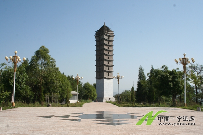 锦袍山公园山顶的东塔(也称文笔塔) 锦袍山公园山顶的东塔(也称文笔塔)