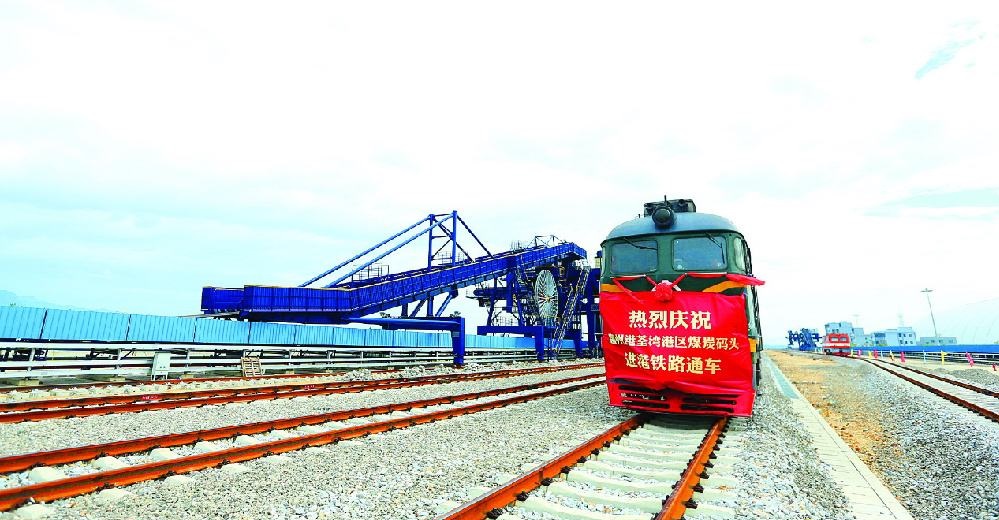 东风4B型内燃机车在惠大铁路进港线 东风4B型内燃机车在惠大铁路进港线