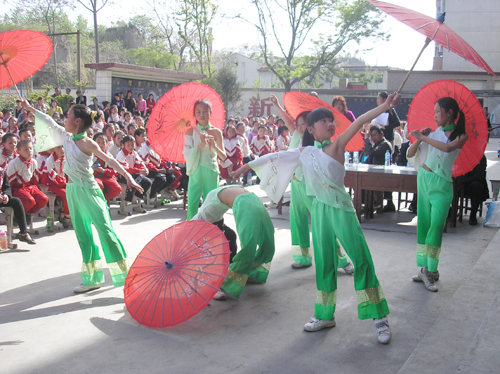 巩义市米河镇高庙国小学生表演节目 巩义市米河镇高庙国小学生表演节目