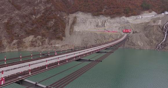 为施工而搭建的全国最长的民用索桥,长353米 为施工而搭建的全国最长的民用索桥,长353米