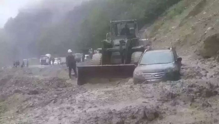 下过雨之后一段都是泥泞路 下过雨之后一段都是泥泞路
