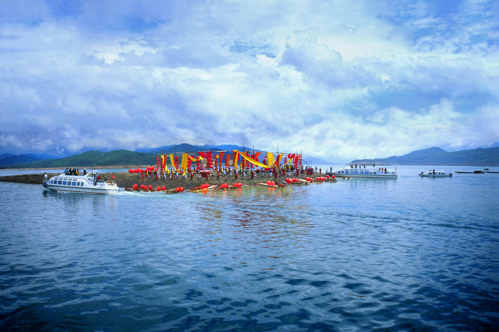 东江湖上摆歌台 东江湖上摆歌台