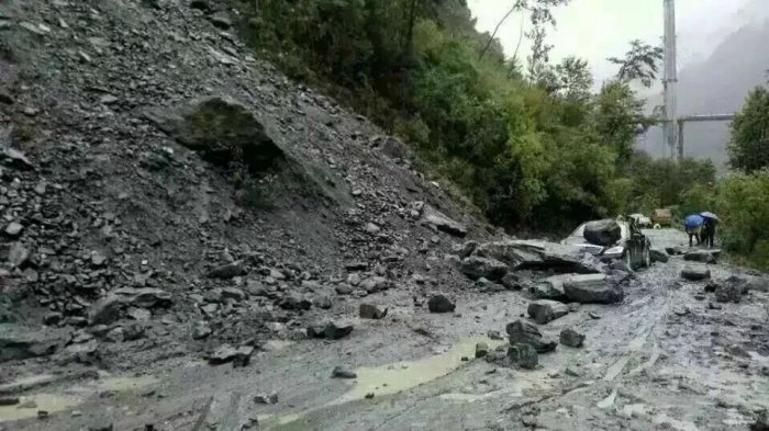 通麦102滑坡段发生土石流 通麦102滑坡段发生土石流