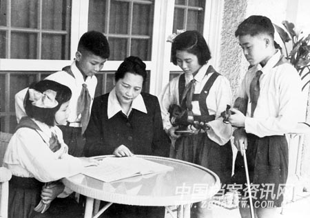 宋庆龄与儿童艺术剧院管弦乐队的队员在一起 宋庆龄与儿童艺术剧院管弦乐队的队员在一起