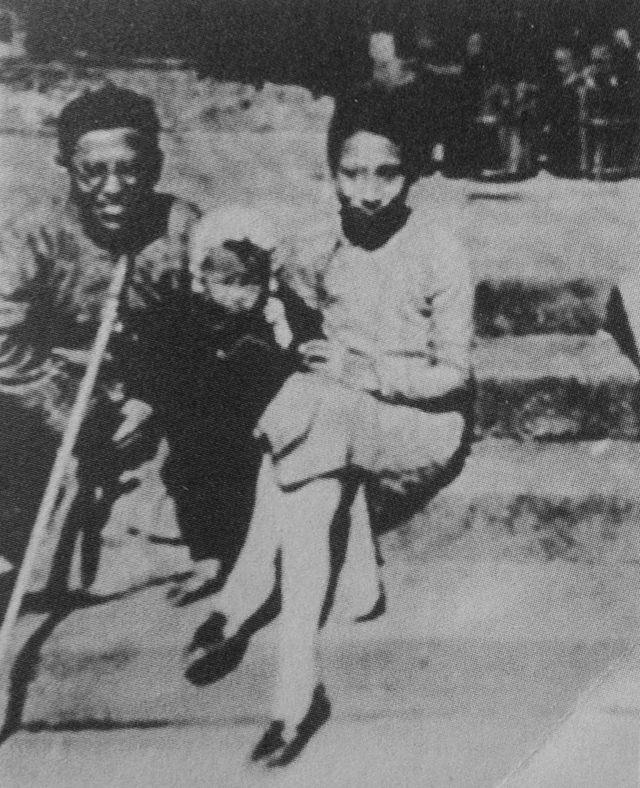 曹禺、郑秀和万黛1940年在江安的合影 曹禺、郑秀和万黛1940年在江安的合影