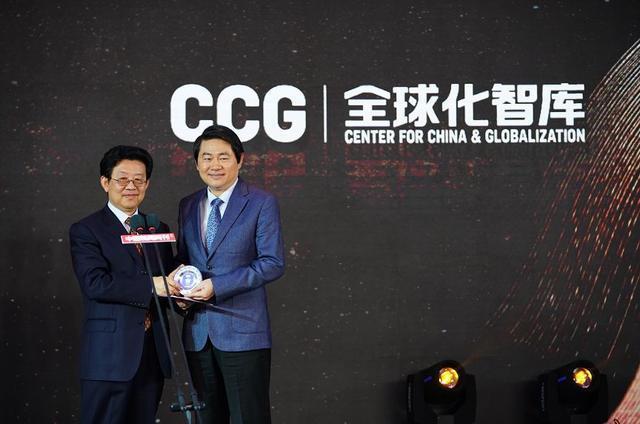 许玉明(左)为全球化智库颁奖,王辉耀(右)领奖 许玉明(左)为全球化智库颁奖,王辉耀(右)领奖