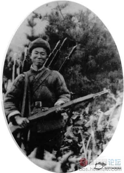 某部战士张进武在追击逃敌时活捉了12个敌兵 某部战士张进武在追击逃敌时活捉了12个敌兵