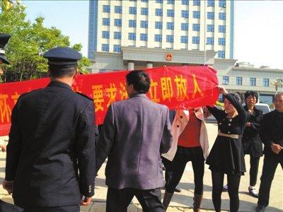 李怀亮的两个女儿呼吁法庭放人 李怀亮的两个女儿呼吁法庭放人