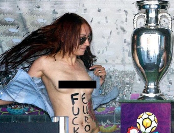 Femen成员欲抢夺欧洲杯奖盃 Femen成员欲抢夺欧洲杯奖盃