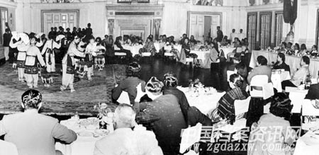 1957.10.16宋庆龄迎外宾时儿艺表演採茶舞 1957.10.16宋庆龄迎外宾时儿艺表演採茶舞