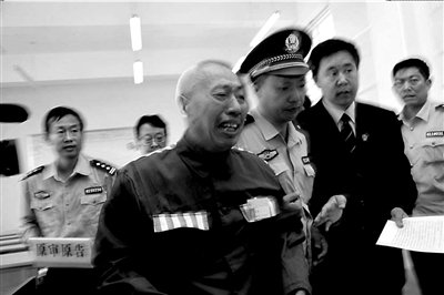 审判长宣布无罪释放后,赵作海失声痛哭 审判长宣布无罪释放后,赵作海失声痛哭
