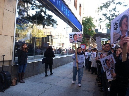 图为在ABC大楼前抗议的民众。