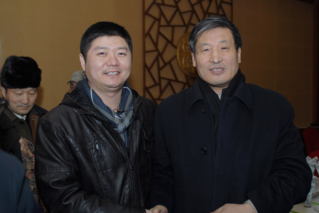 辽宁省文联主席郭兴文同志(右)亲切关怀 辽宁省文联主席郭兴文同志(右)亲切关怀