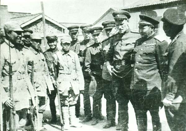 1945年参加解放中国内蒙的乔巴山(右二) 1945年参加解放中国内蒙的乔巴山(右二)