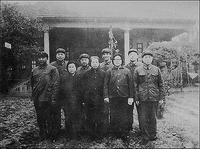 彭德怀亲属和工作人员在成都彭总住处合影 彭德怀亲属和工作人员在成都彭总住处合影