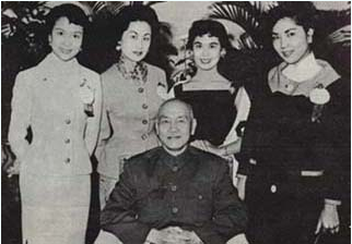 1955年,葛兰(左一)到台湾为蒋介石总统祝寿 1955年,葛兰(左一)到台湾为蒋介石总统祝寿