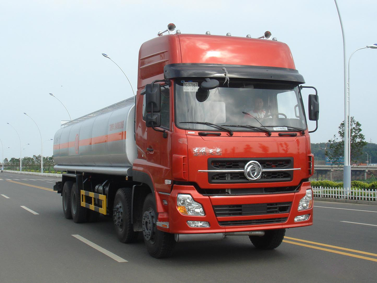 东风天龙前四后八运油车 东风天龙前四后八运油车