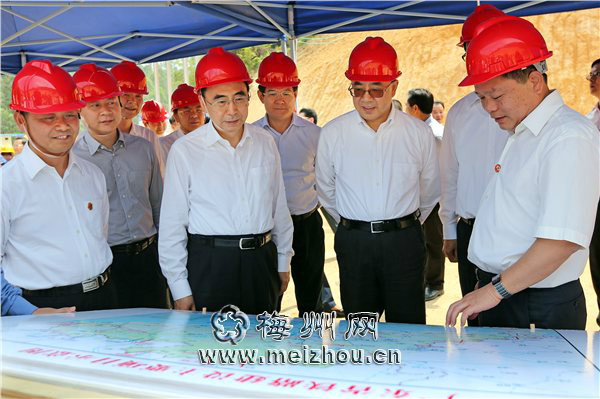 胡春华、朱小丹到梅汕高铁施工现场调研 胡春华、朱小丹到梅汕高铁施工现场调研