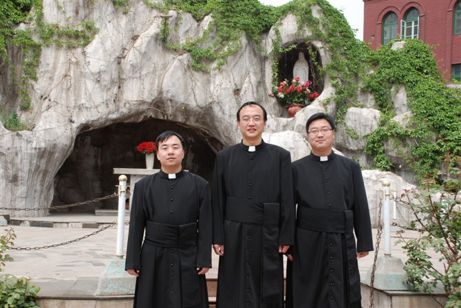 李海洋神父、李永鑫神父、张海平神父 李海洋神父、李永鑫神父、张海平神父
