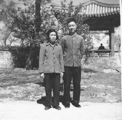 彭梅魁(左) 彭梅魁(左)
