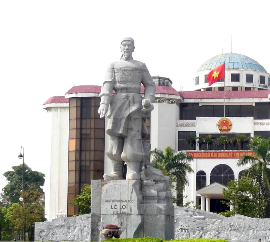 越南清化省政府办公楼前的黎利塑像 越南清化省政府办公楼前的黎利塑像